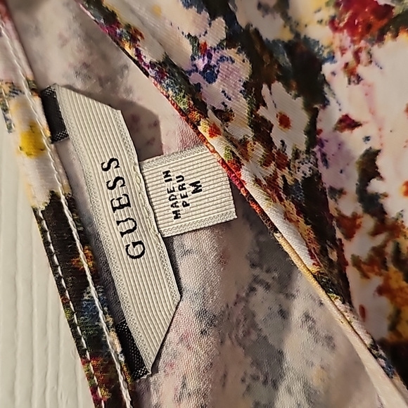 NWOT Guess Size M top in flower print - Picture 3 of 4